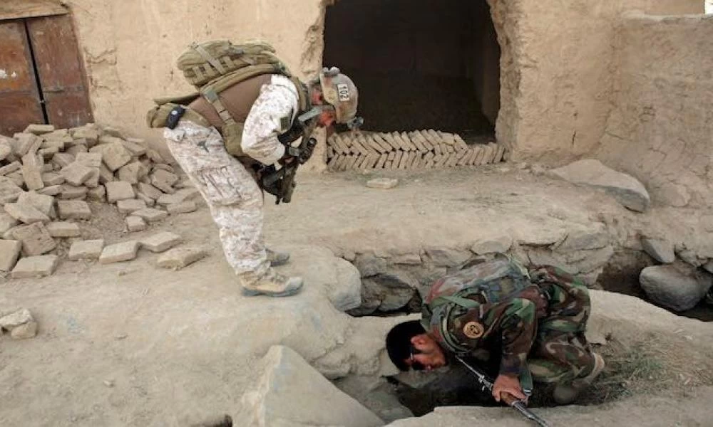 Σοκ! Αυστραλός στρατιώτης πίνει μπύρα από το προσθετικό πόδι νεκρού Ταλιμπάν